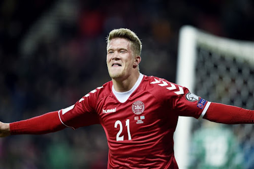 Spits Andreas Cornelius juicht na het scoren van een doelpunt voor Denemarken