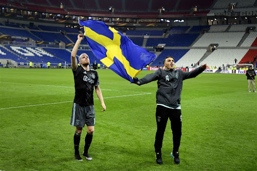 Davy Klaassen (l) en Abdelhak Nouri (r) wapperen met de vlag van Zweden. Het land waar de finale gespeeld zal worden.
