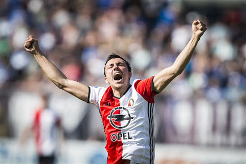 Steven Berghuis juicht tijdens een wedstrijd van Feyenoord