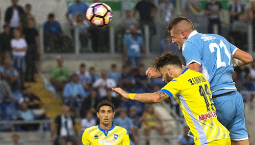 Sergej Milinković-Savić torent boven Pescara-verdediger Francesco Zampano uit en zet Lazio Roma op een 1-0 voorsprong. (17-09-2016)