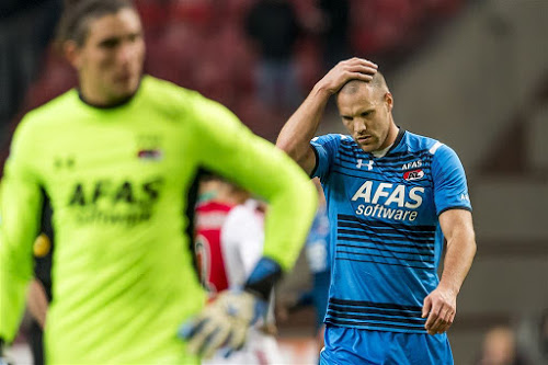 Ron Vlaar baalt na de nederlaag tegen Ajax (28-02-2016).