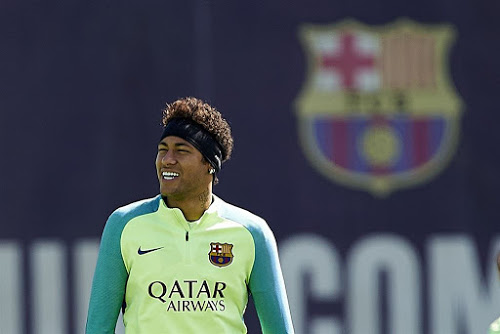 Neymar heeft, bij de training van de Catalanen, alle reden om te lachen nu zijn schorsing er weer op zit