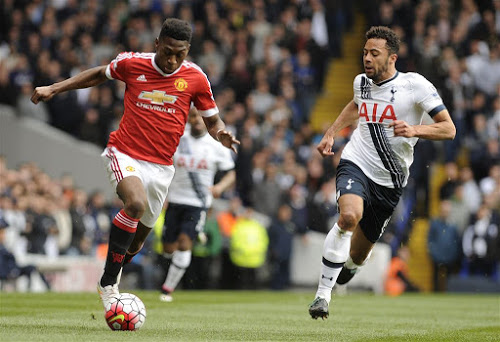 Fosu-Mensah aan de bal in het duel met Tottenham Hotspur