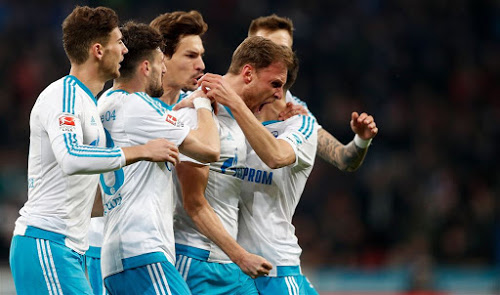 De spelers van Schalke juichen na een doelpunt gemaakt te hebben