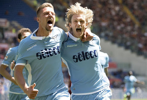 De spelers van Lazio juichen na op voorsprong te zijn gekomen