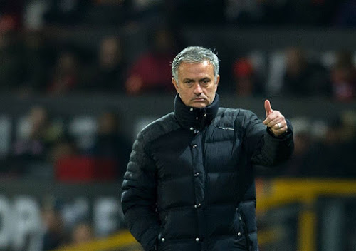 José Mourinho steekt cynisch zijn duim op naar de arbitrage tijdens Manchester United - West Ham United. (27-11-2016)