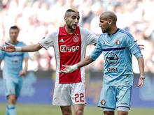 Ziyech (l) en El Ahmadi (r) in discussie tijdens de klassieker