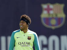 Neymar heeft, bij de training van de Catalanen, alle reden om te lachen nu zijn schorsing er weer op zit
