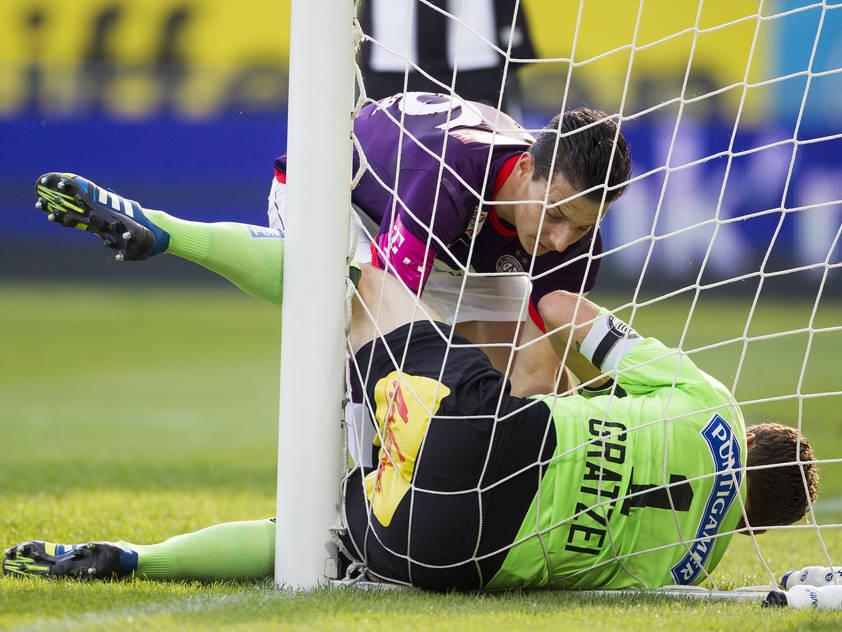 Wegen rohem Spiel wurde Sturm-Goalie Christian Gratzei gegen die Austria ausgeschlossen. Wegen rohem Spiel wurde Sturm-Goalie Christian Gratzei gegen die Austria ausgeschlossen.