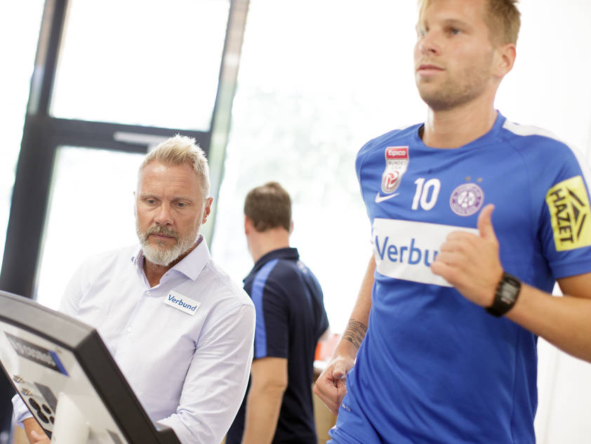 Trainer Thorsten Fink überwacht die Fitness seiner Schützlinge