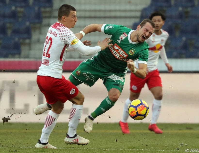 Salzburgs Stefan Lainer gegen Rapids Veton Berisha