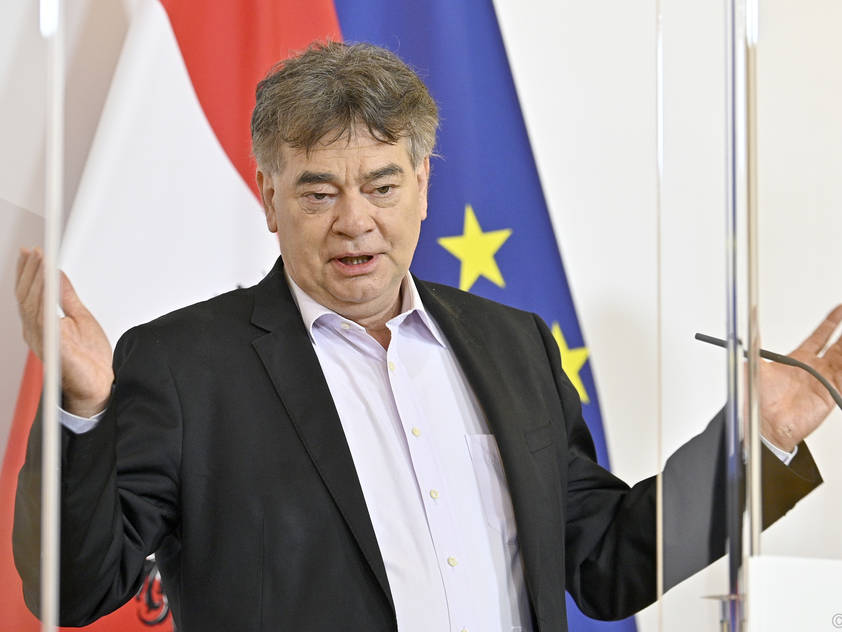 Sportminister Werner Kogler lässt Fußballfans wieder hoffen Sportminister Werner Kogler lässt Fußballfans wieder hoffen