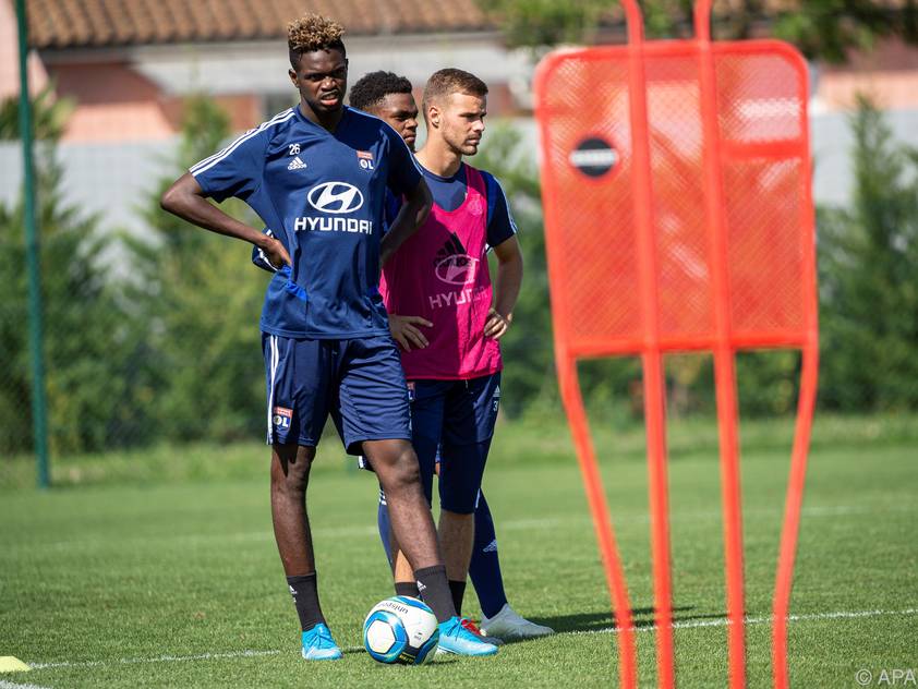 Oumar Solet (l.) vorigen Sommer im Trainingszentrum von Olympique Lyon