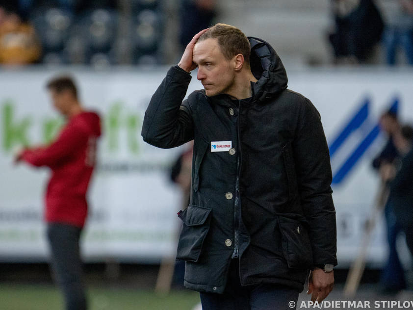 Maximilian Senft steht mit dem Rücken zur Wand Maximilian Senft steht mit dem Rücken zur Wand