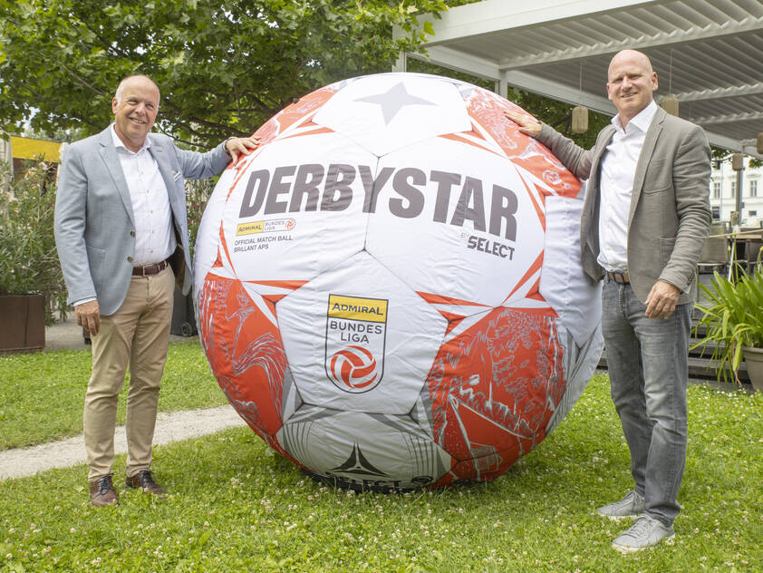 Der neue Bundesliga-Ball in Übergröße