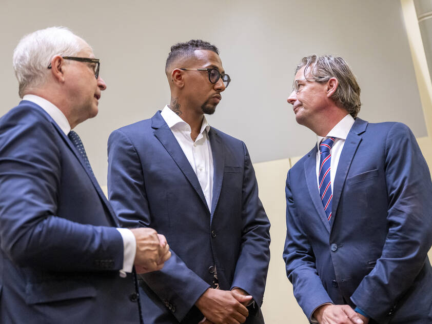 Boateng im Gerichtssaal mit seinem Anwalt (r.) und seinem Sprecher Boateng im Gerichtssaal mit seinem Anwalt (r.) und seinem Sprecher