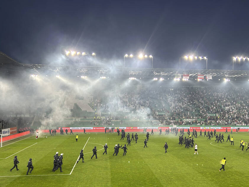 Die Polizei weist Vorwürfe nach den Derby-Ausschreitungen zurück Die Polizei weist Vorwürfe nach den Derby-Ausschreitungen zurück