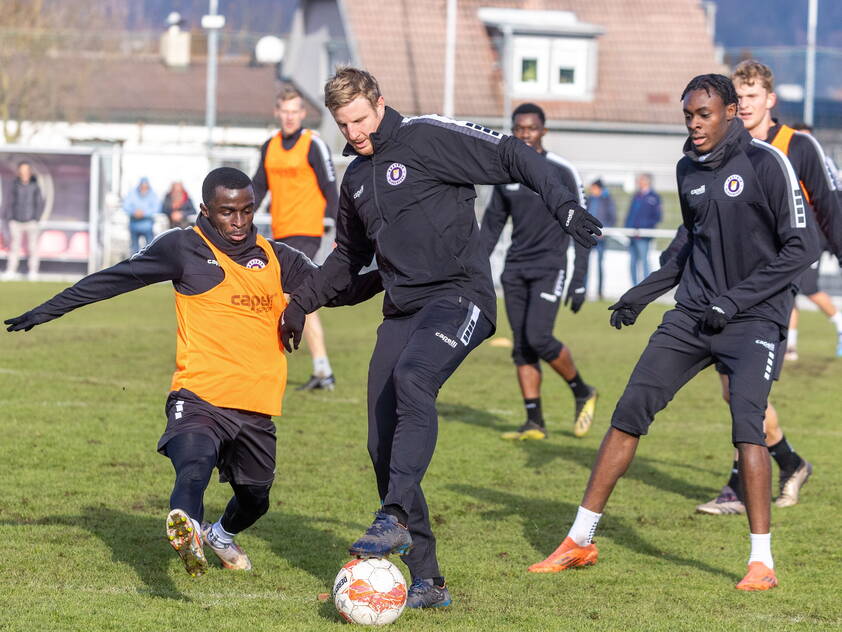 Martin Hinteregger ist bei den Profis wieder am Ball Martin Hinteregger ist bei den Profis wieder am Ball