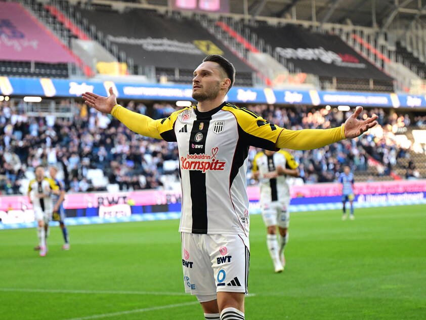 LASK-Stürmer Entrup lässt sich feiern LASK-Stürmer Entrup lässt sich feiern