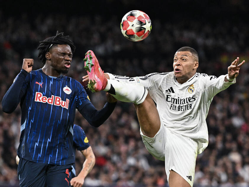Blank (l.) im Duell mit Reals Mbappe