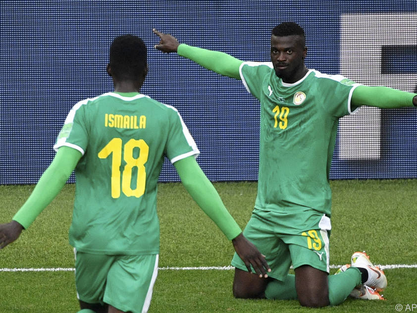 Senegals Niang (r.) gelang ein kurioser Treffer
