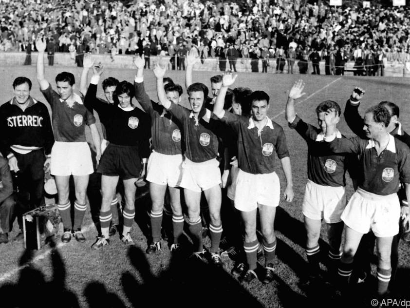 Das ÖFB-Team bejubelt seinen Sieg im Spiel um Platz drei der WM 1954