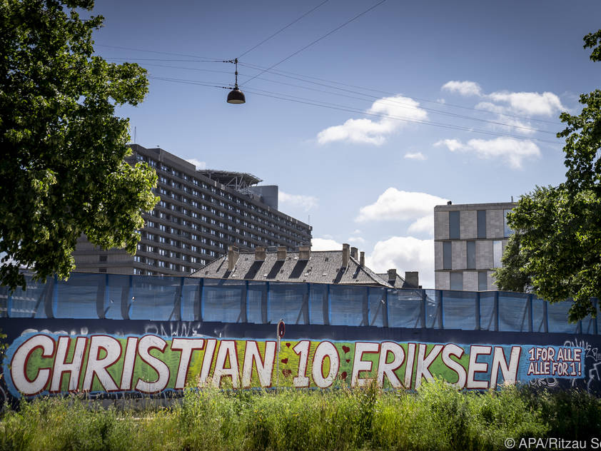 Eine Botschaft außerhalb des Krankenhauses, in dem sich Christian Eriksen erholt