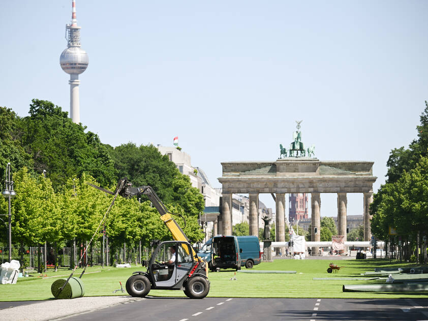 In der Fanzone in Berlin wurde ein riesiger Kunstrasen ausgerollt