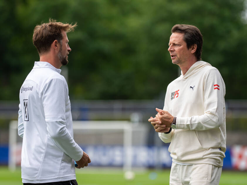 Sportdirektor Schöttel (r.) beim ÖFB-Training in Berlin