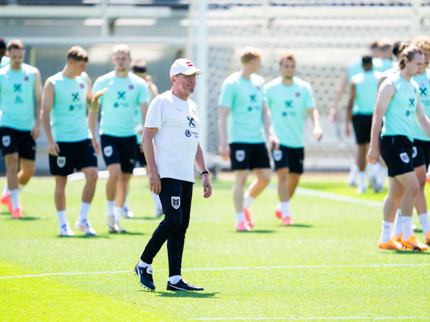ÖFB-Kicker ließen Rangnick zu dessen Geburtstag hochleben ÖFB-Kicker ließen Rangnick zu dessen Geburtstag hochleben