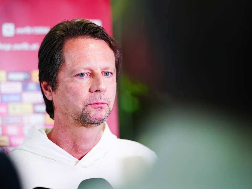 Peter Schöttel stellte sich nach der Rückkehr in Wien den Medien Peter Schöttel stellte sich nach der Rückkehr in Wien den Medien