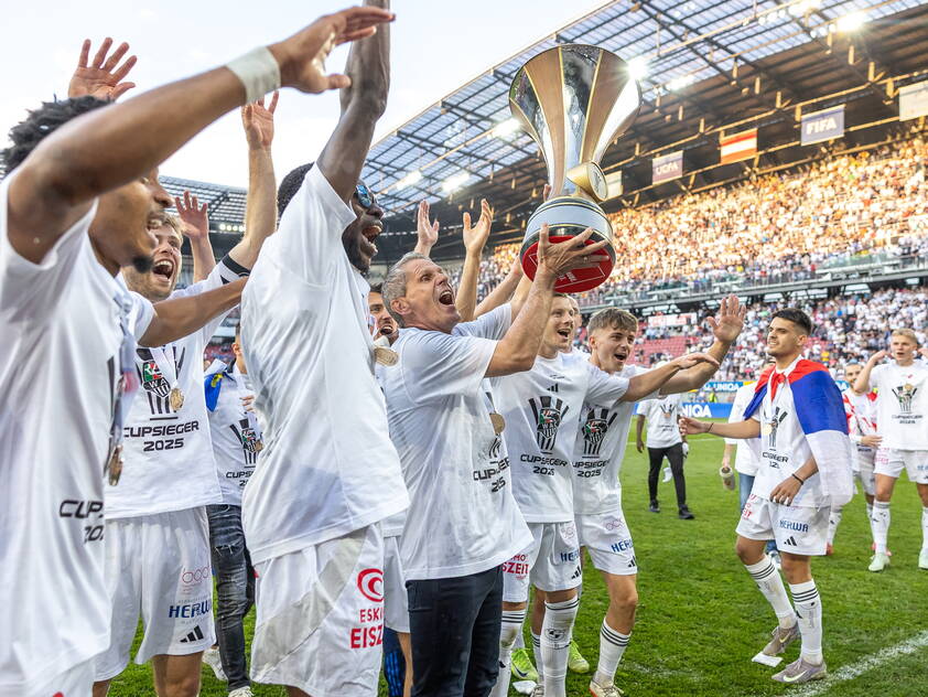 Ein bereits biergeduschter Kühbauer feierte den Titel Ein bereits biergeduschter Kühbauer feierte den Titel