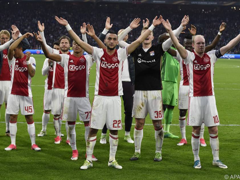 Ajax Amsterdam schwimmt auf der Welle