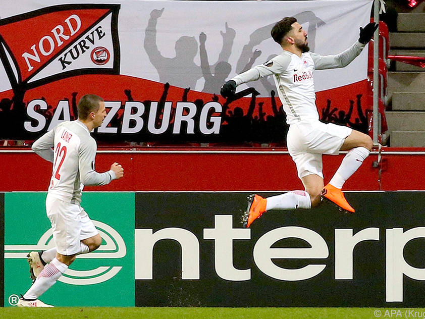 Dabbur und Lainer jubeln nach Treffer zum 1:0 für Salzburg