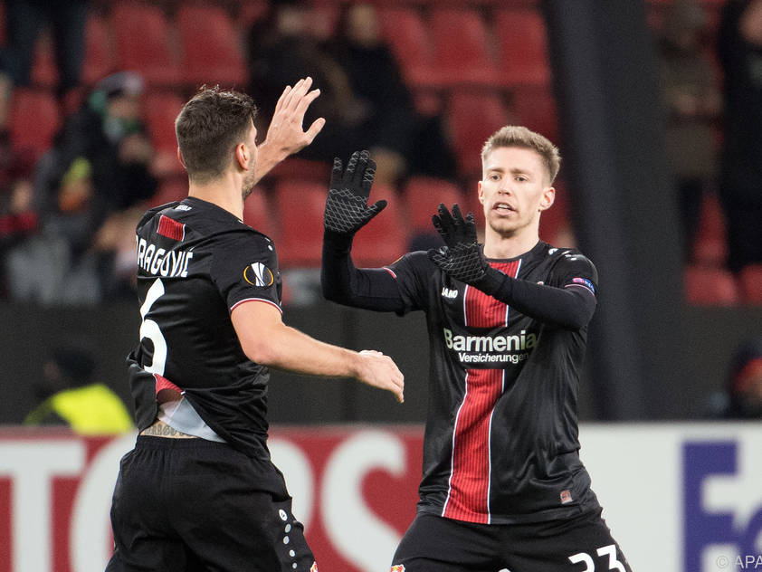 Aleks Dragović klatscht mit Mitchell Weiser ab Aleks Dragović klatscht mit Mitchell Weiser ab