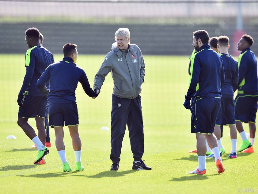 Arsenal-Manager Arsene Wenger schwört seine Mannschaft samt Alexis auf die schwierige Aufgabe ein