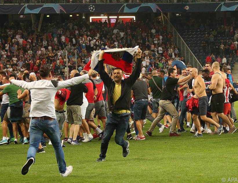 Belgrader Fans stürmten in Salzburg den Rasen