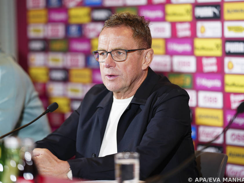 Rangnick bei der Pressekonferenz vor dem Abflug nach Baku Rangnick bei der Pressekonferenz vor dem Abflug nach Baku