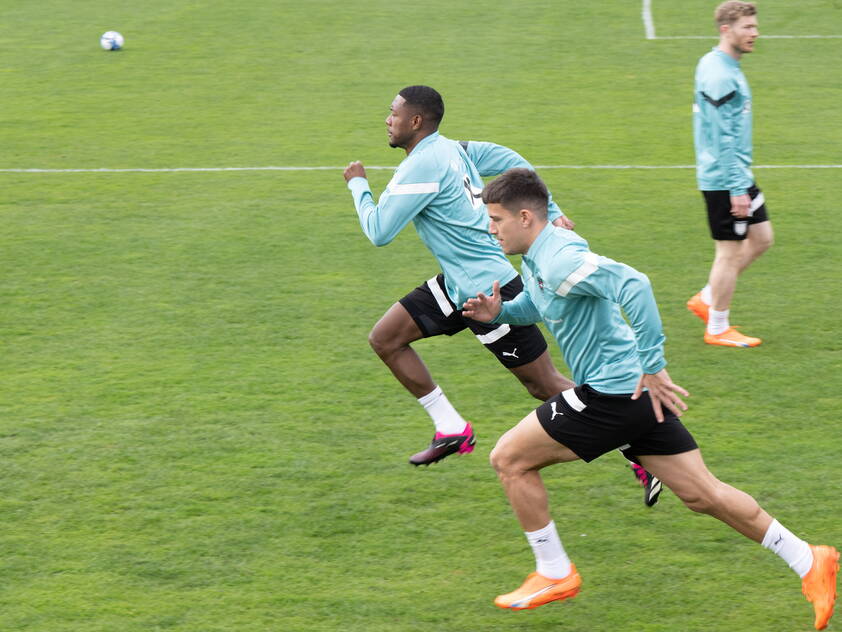Jonas Auer (vorne) darf wieder mit David Alaba trainieren Jonas Auer (vorne) darf wieder mit David Alaba trainieren