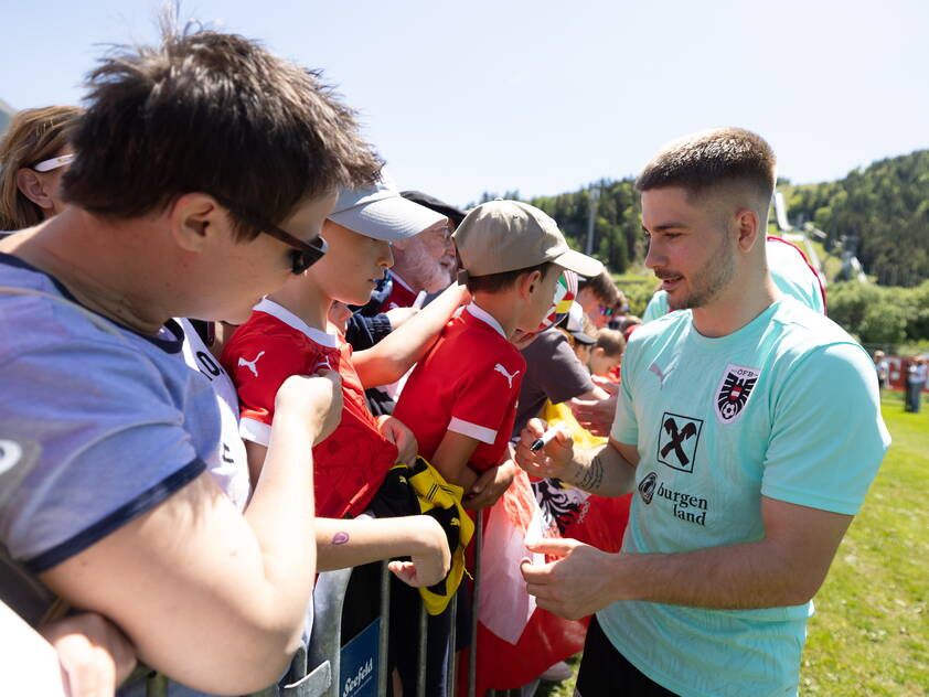 Schmid ist nicht nur bei den Fans sehr gefragt Schmid ist nicht nur bei den Fans sehr gefragt