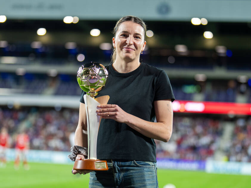 Dunst mit der APA-Trophäe für die Fußballerin des Jahres 2024 Dunst mit der APA-Trophäe für die Fußballerin des Jahres 2024