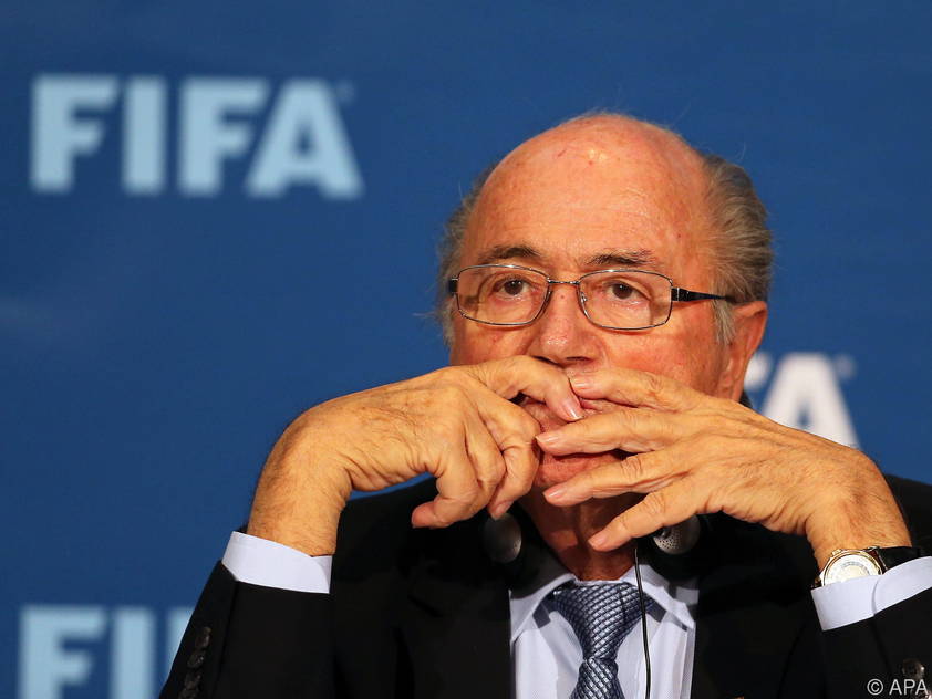 Joseph Blatter sitzt trotz vieler Skandale fest im Sessel
