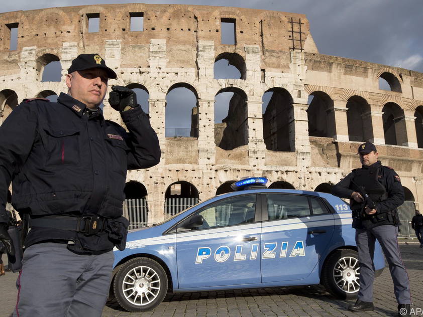 Beim Kolosseum verstehen römische Polizisten keinen Spaß