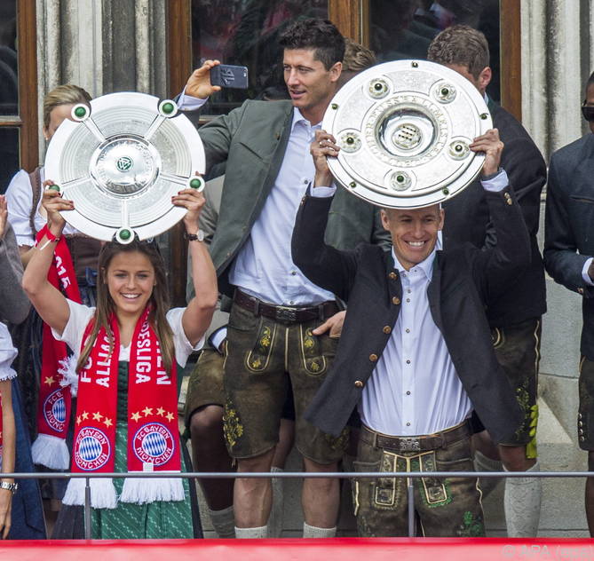 Titelverteidigerin: Laura Feiersinger neben Arjen Robben bei der Bayern-Titelfeier