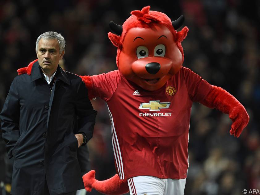 José Mourinho (links) mit United-Maskottchen Fred the Red