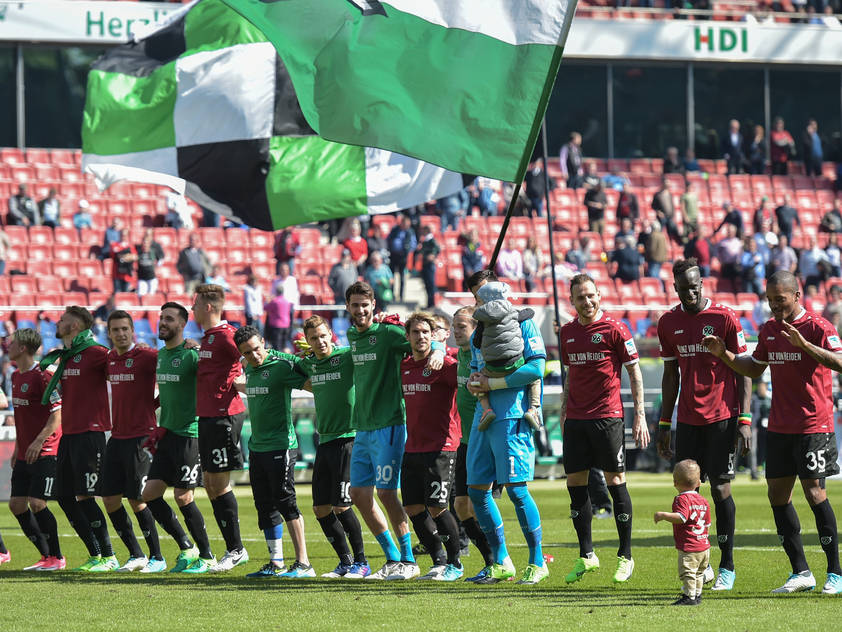 Hannover bejubelt den 1:0-Sieg gegen Düsseldorf