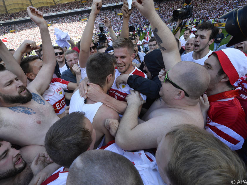 Die Stuttgart-Spieler feiern mit ihren Fans