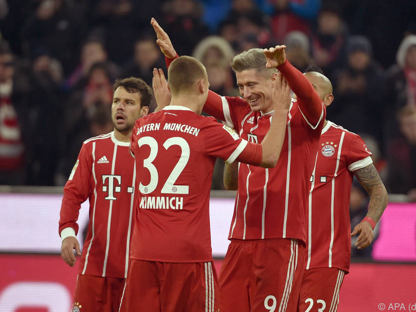 Ein blondierter Lewandowski traf für Bayern doppelt