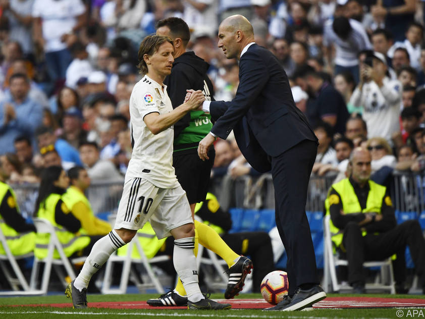 Zinedine Zidane klatscht mit seinem Top-Star Luka Modric ab