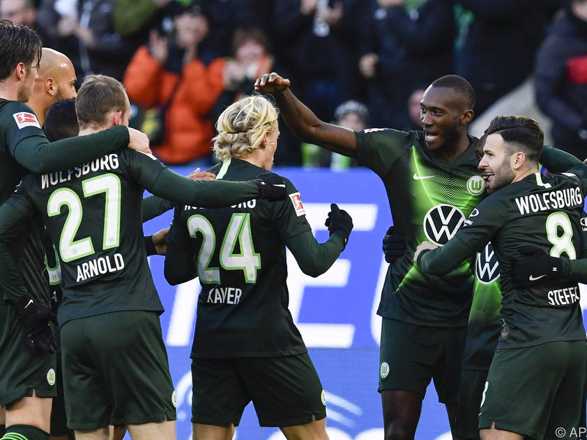 Xaver Schlager (m.) verhalf Wolfsburg zum Sieg